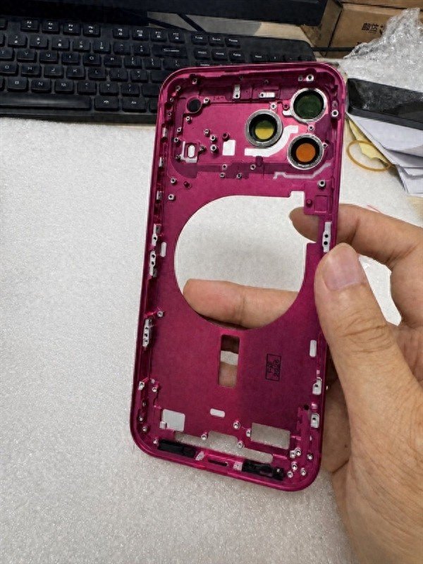龙虎棋牌2026最新版下载 苹果iPhone 18 Pro Max机身亮相: 实锤浅蓝、深红新配色